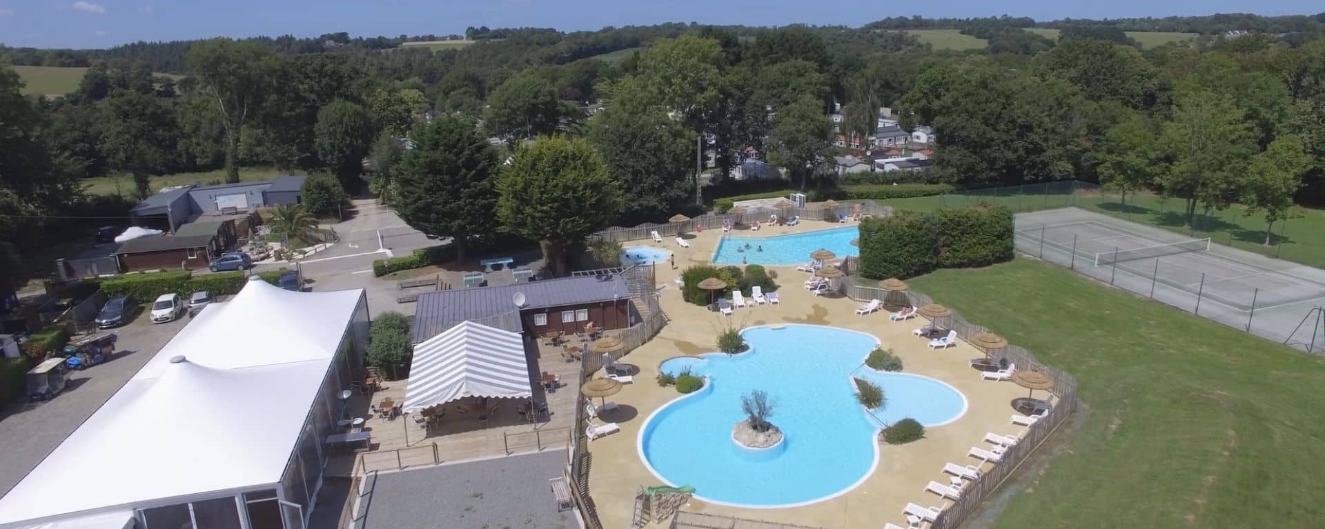 vue aerienne de la grande pisicne au camping au pouldu 13