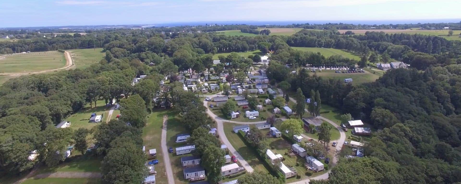 vue aerienne des emplacement en camping a clohars carnoet